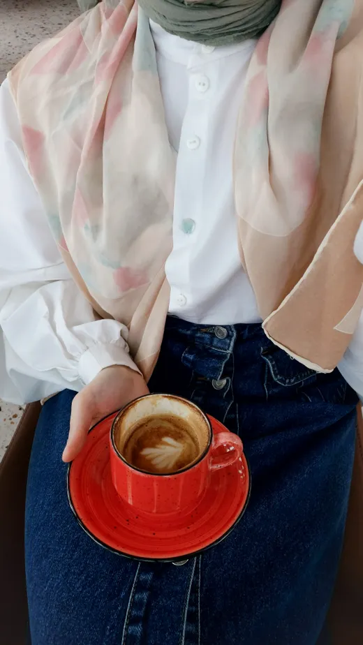 Pastel desenli eşarp, beyaz gömlek ve kahve fincanı